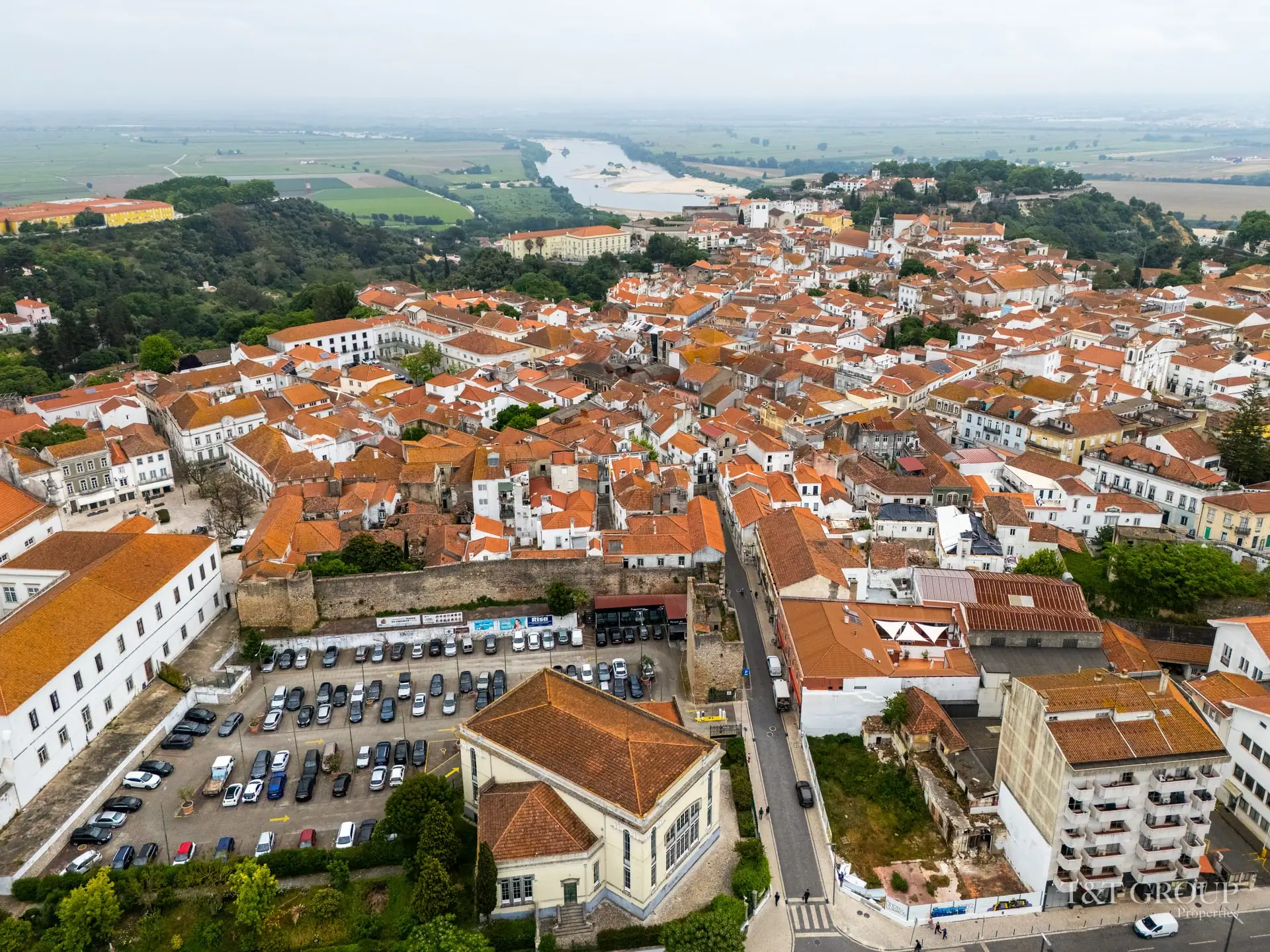 Prédio histórico de 919 m² no centro de Santarém, com lojas arrendadas