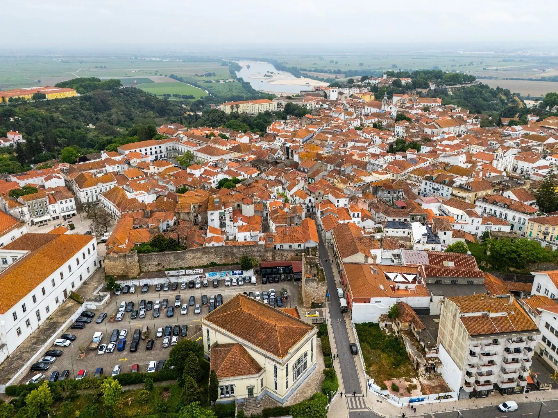 Prédio histórico de 919 m² no centro de Santarém, com lojas arrendadas