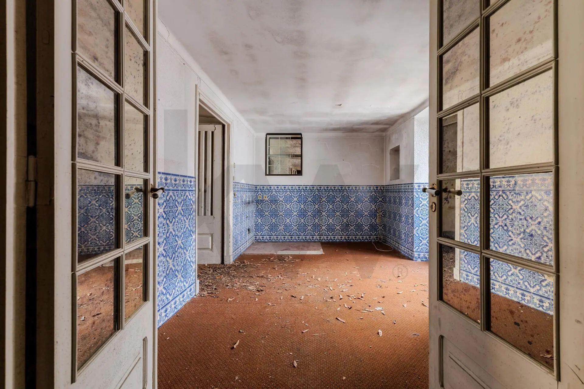 Interior com azulejo