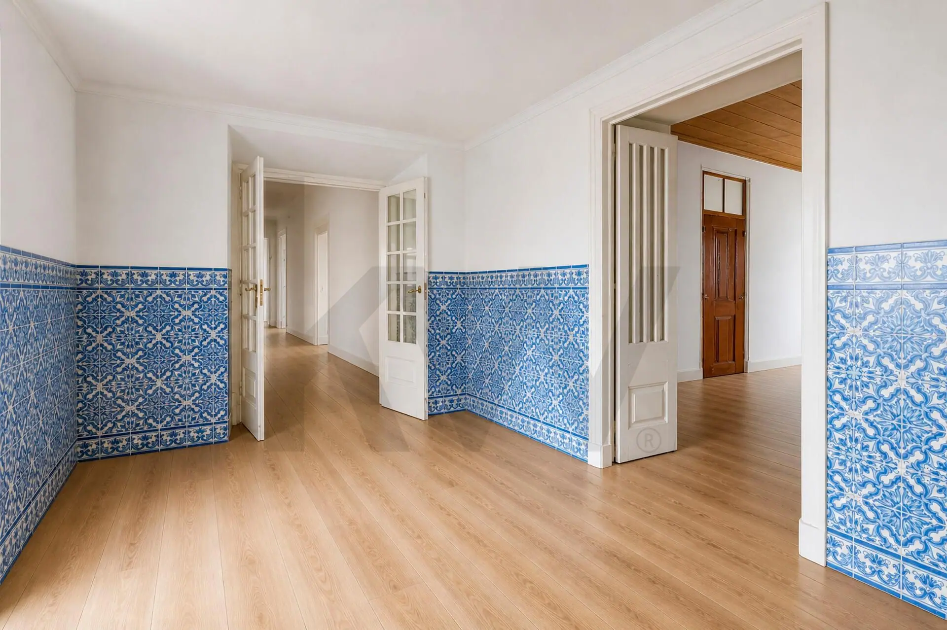Interior com azulejo