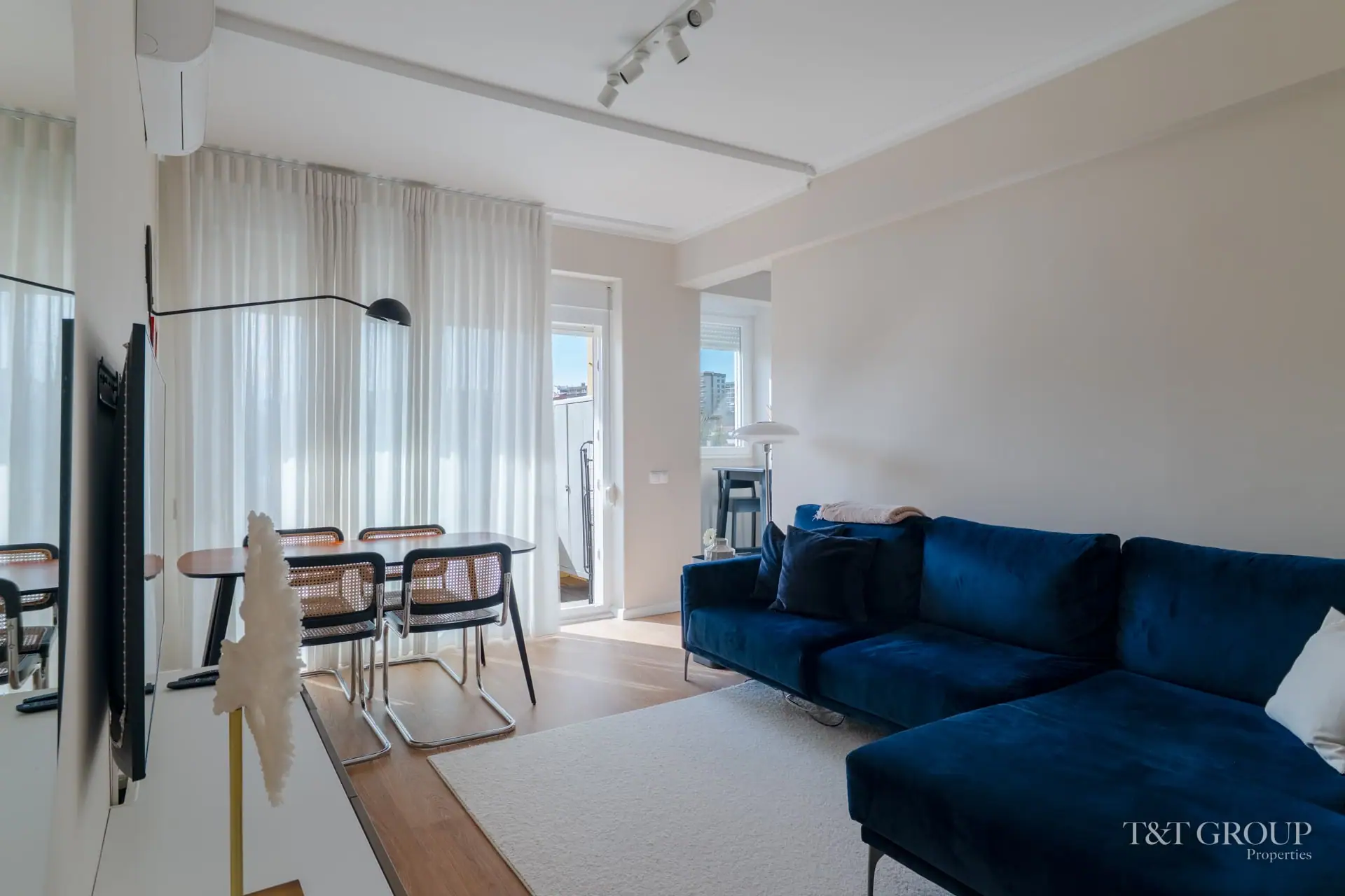 Sala com saída para a varanda