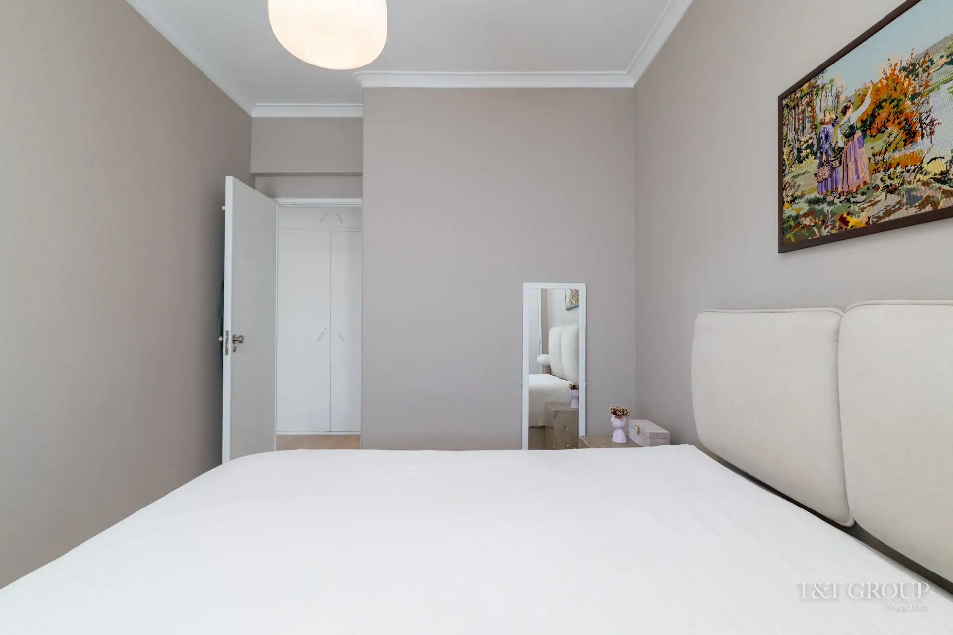 Quarto com roupeiro embutido