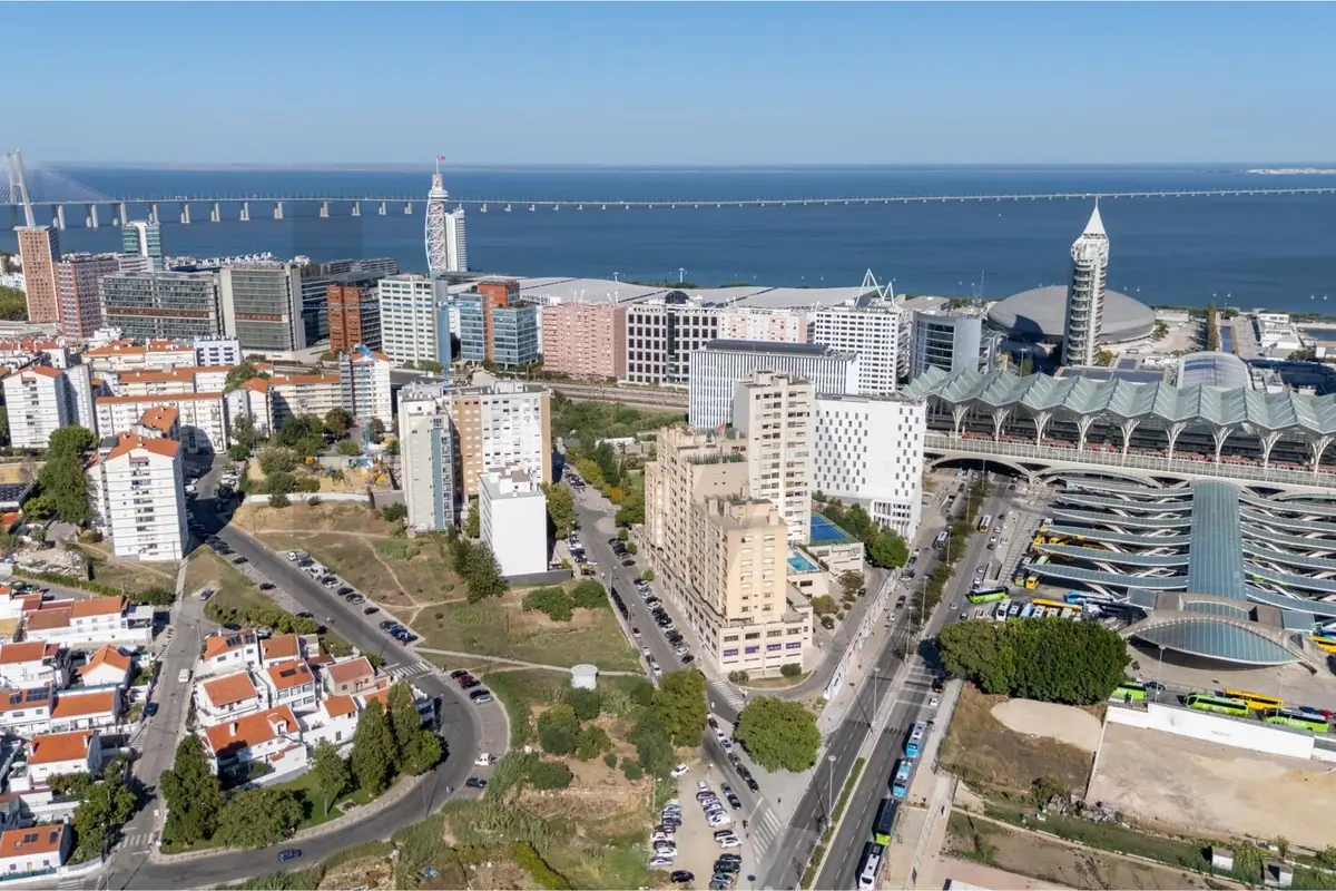 Vista aérea do Parque das Nações, com a Gare do Oriente, o rio Tejo e a Ponte Vasco da Gama