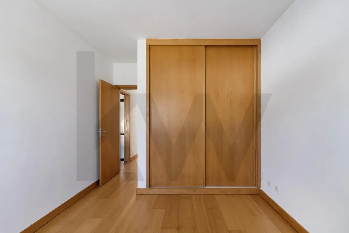 Quarto com roupeiro embutido