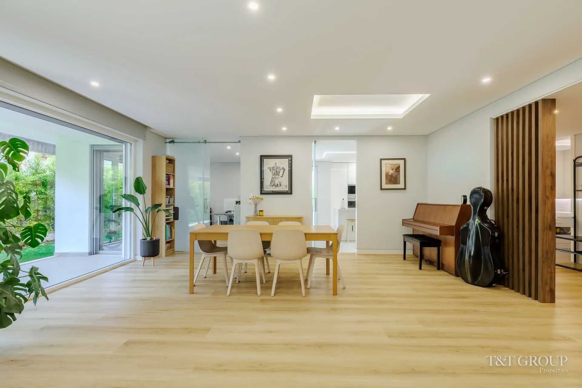 T4+1 com jardim e terraço no centro de Carcavelos
