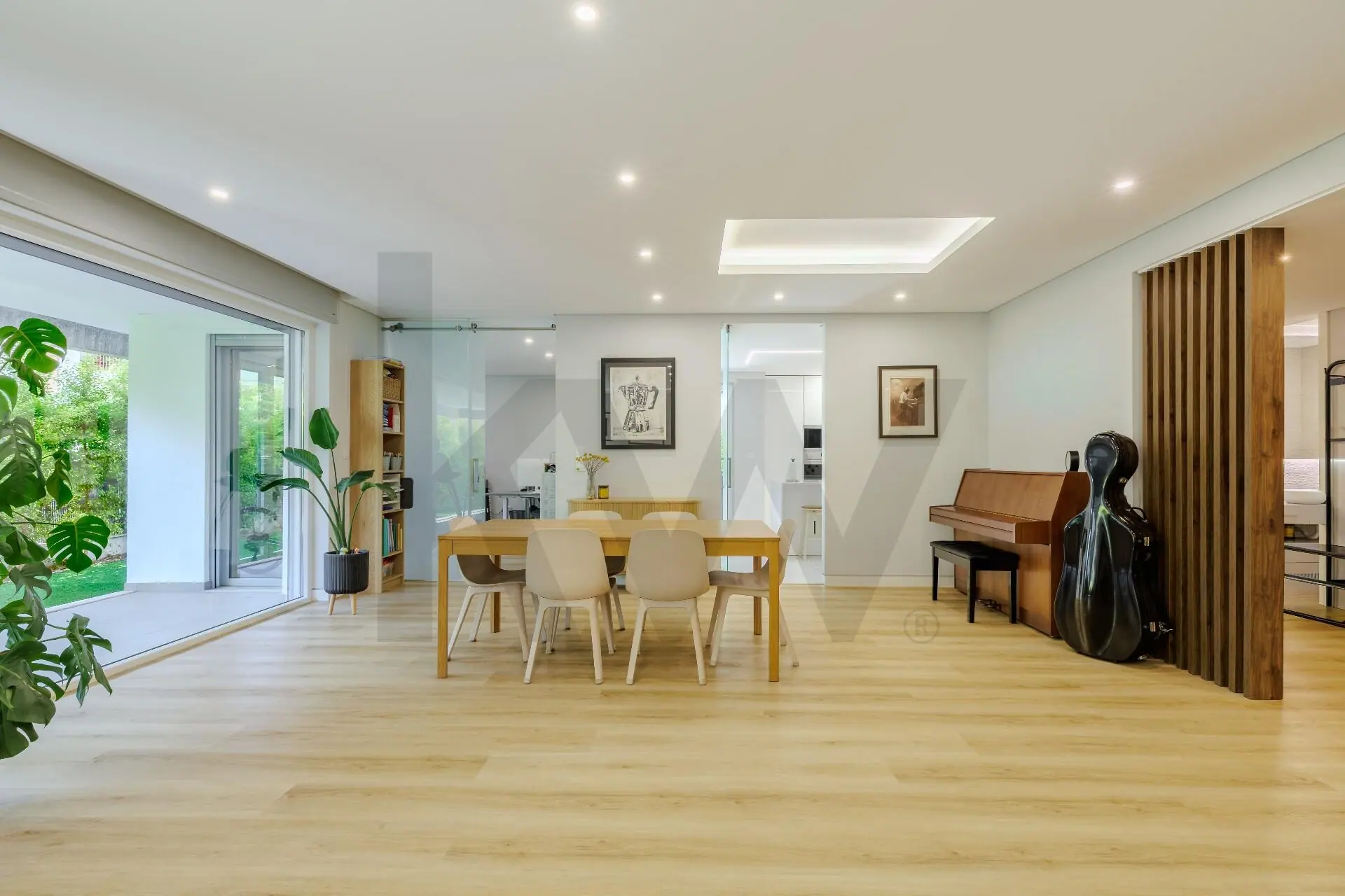 T4+1 com jardim e terraço no centro de Carcavelos