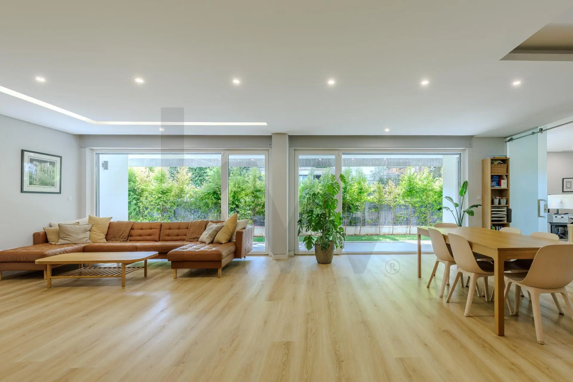 Sala com janelas para o jardim