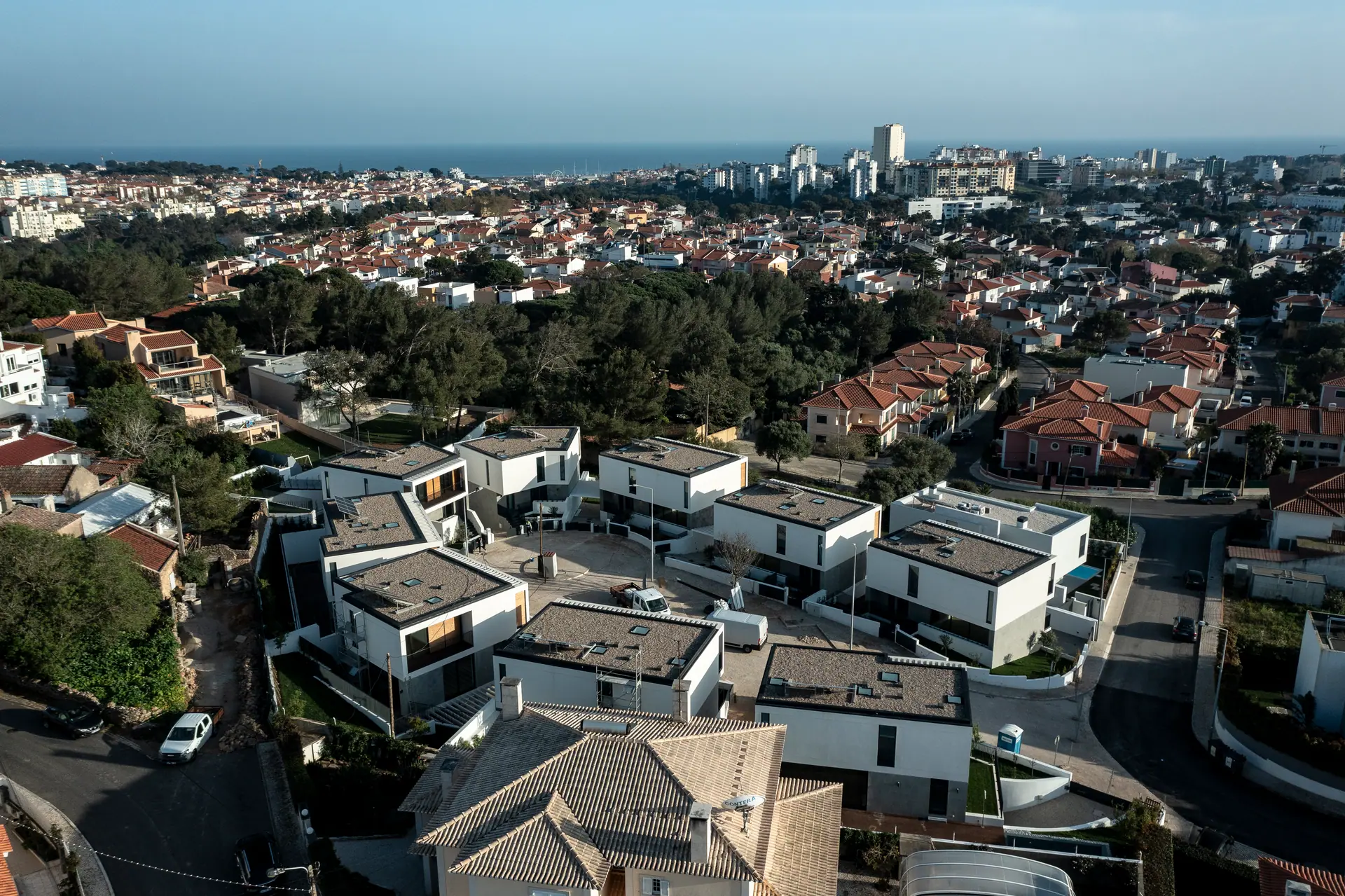 Vista aérea de Cascais, com as moradias Villas Cobre Design em primeiro plano